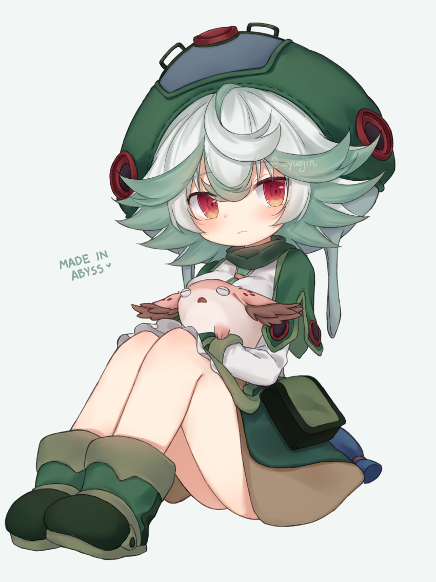 :< absurdres bad_id bad_pixiv_id blush boots breasts closed_mouth commentary copyright_name creature creature_on_arm female flipped_hair full_body green_footwear green_hair green_hat green_necktie grey_hair hat heart highres holding holding_creature knees_up long_sleeves looking_at_viewer made_in_abyss medium_breasts medium_hair meinya_(made_in_abyss) multicolored_hair necktie pouch prushka red_eyes sachi-chan_(yuojin) simple_background sitting skirt solo streaked_hair symbol-only_commentary twitter_username watermark white_background white_skirt