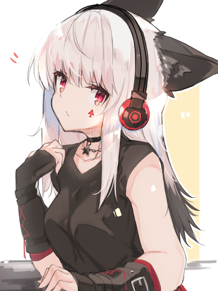 animal_ears arknights black_gloves black_shirt breasts choker closed_mouth elbow_rest facepaint female fingerless_gloves fox_ears frostleaf_(arknights) gloves headphones highres implied_extra_ears jewelry long_hair looking_at_viewer medium_breasts necklace oerba_yun_fang red_eyes shirt sidelocks simple_background skin_fang sleeveless sleeveless_shirt solo symbol-shaped_pupils upper_body white_background white_hair yki