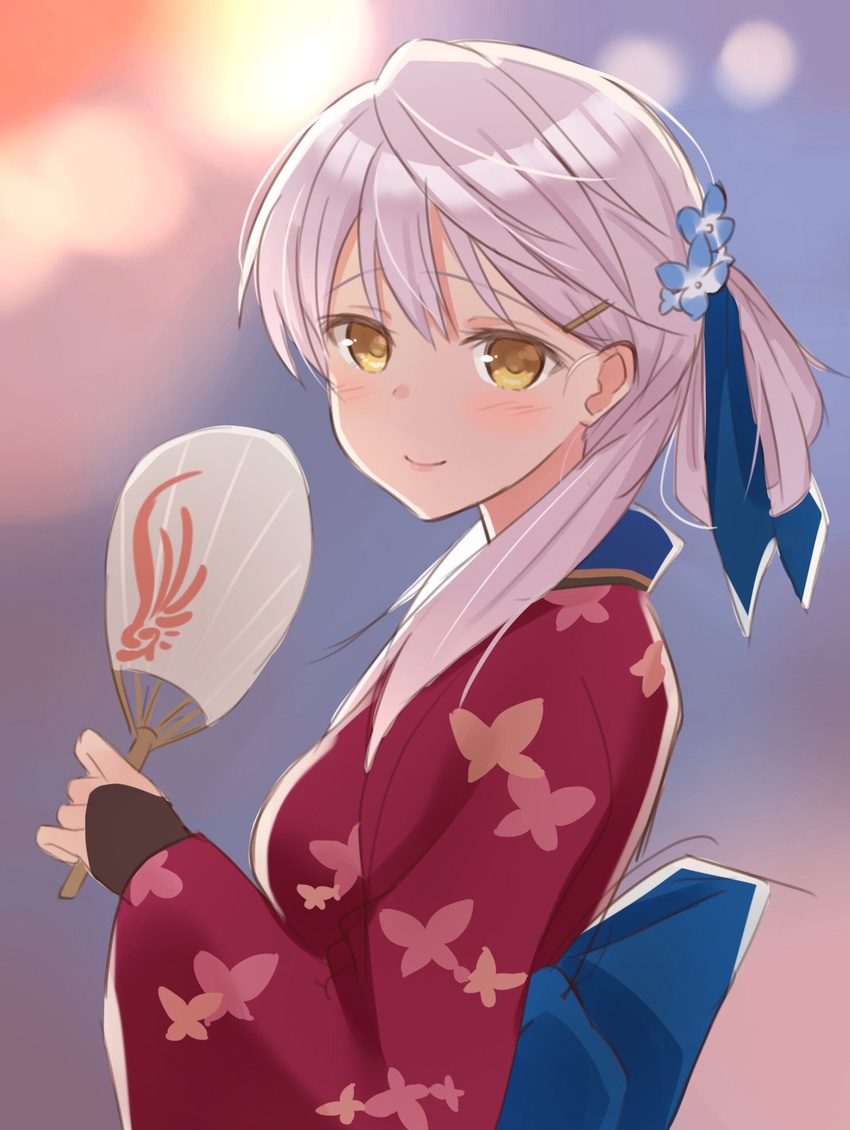 animal_print blue_ribbon blush butterfly_print closed_mouth commentary_request female fire_emblem fire_emblem:_radiant_dawn fire_emblem_heroes flower from_side grey_hair hair_flower hair_ornament hair_ribbon hairclip hand_fan highres holding holding_fan japanese_clothes kimono long_hair looking_to_the_side micaiah_(fire_emblem) micaiah_(hoshidan_summer)_(fire_emblem) obi official_alternate_costume paper_fan red_kimono ribbon sash shiyo_yoyoyo smile solo uchiwa white_hair yellow_eyes yukata