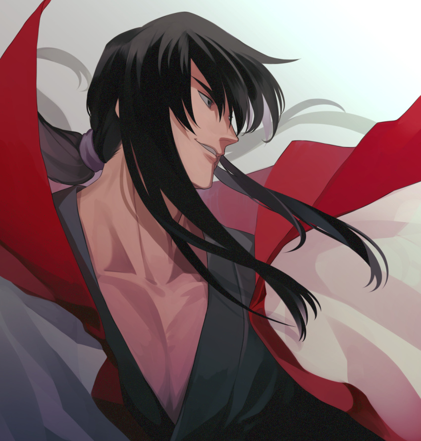 1boy black_hair black_kimono collarbone floating_hair grin highres hiko_seijuurou japanese_clothes kimono long_hair male_focus okurase ponytail rurouni_kenshin sidelocks smile solo