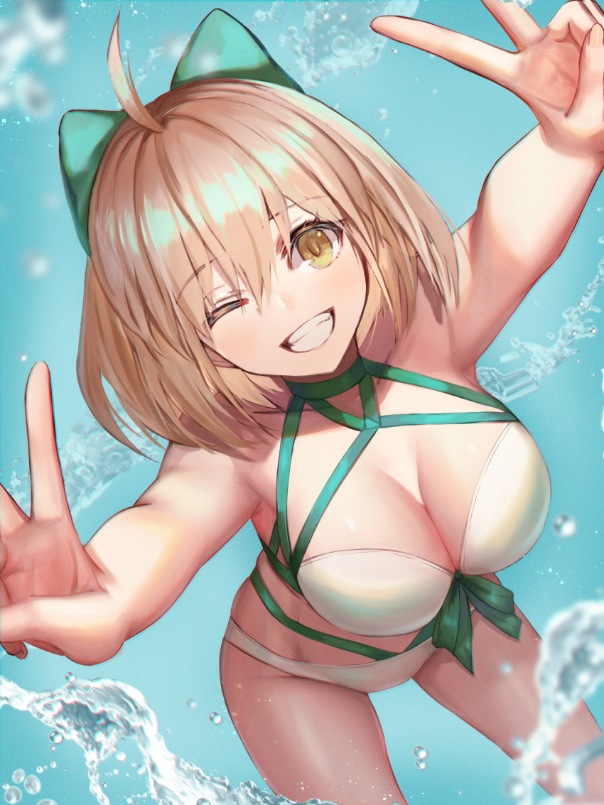 ahoge aqua_bow bare_shoulders bikini blonde_hair blush bow breasts cleavage collarbone dolce_(dolsuke) double_v fate/grand_order fate_(series) female grin hairbow highleg highleg_bikini highres large_breasts leaning_forward looking_at_viewer multi-strapped_bikini okita_j._souji_(fate) okita_j._souji_(third_ascension)_(fate) okita_souji_(fate) one_eye_closed short_hair smile swimsuit v water white_bikini yellow_eyes