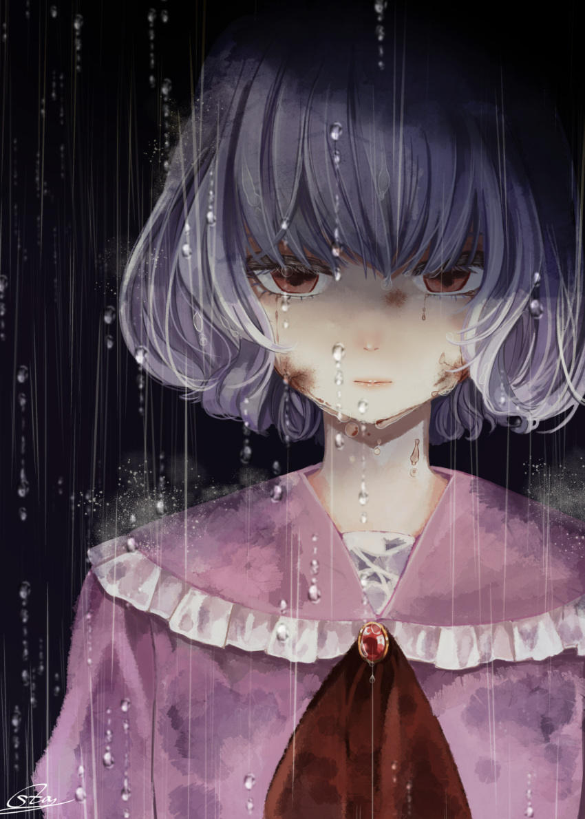 ascot bad_id bad_pixiv_id black_background bob_cut brooch bruise bruise_on_face commentary dark dress empty_eyes expressionless eyes_in_shadow female frilled_shirt_collar frills half-closed_eyes highres injury jewelry looking_at_viewer no_headwear no_pupils pink_dress purple_hair rain red_ascot red_eyes remilia_scarlet shaded_face short_hair signature solo souta_(karasu_no_ouchi) touhou upper_body water_drop wet