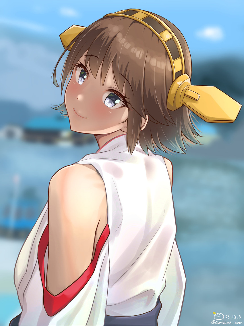 artist_name bare_shoulders black_sash blue_eyes blurry blurry_background bob_cut brown_hair closed_mouth commentary dated depth_of_field detached_sleeves eyelashes female flipped_hair from_behind hairband headgear hiei_(kancolle) highres japanese_clothes kantai_collection looking_at_viewer looking_back nontraditional_miko obi ribbon-trimmed_sleeves ribbon_trim robe sash shaft_look shiromaru_(maniado) short_hair signature smile solo twitter_username upper_body white_robe yellow_hairband