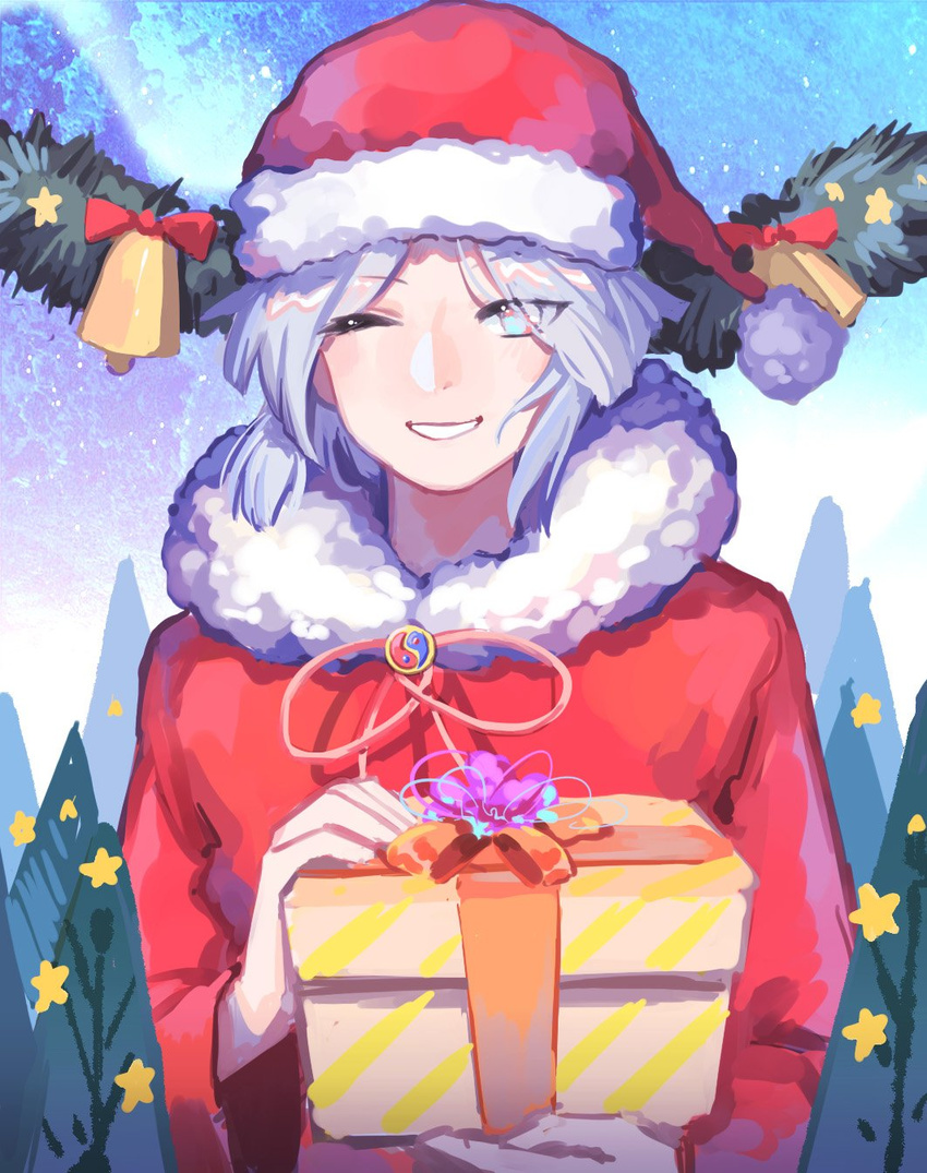 1other androgynous bad_id bad_twitter_id bell box christmas christmas_tree fujiwara_no_shirogane_no_sanra fur_trim gift gift_box grey_eyes hat highres len'en looking_at_viewer one_eye_closed other_focus santa_costume santa_hat short_hair smile solo wei_li white_hair