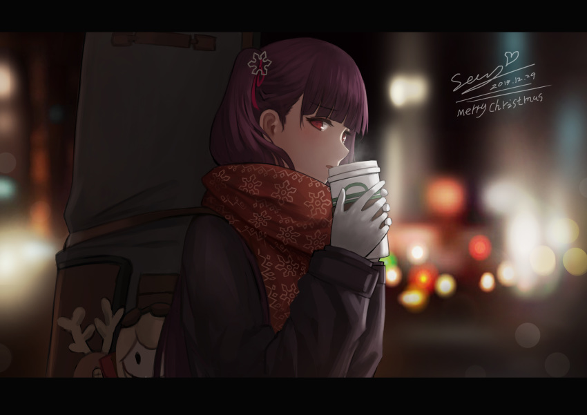 absurdres bad_id bad_pixiv_id black_coat blunt_bangs blurry blurry_background blush breasts breath character_doll christmas city_lights coat cold commentary cup dated english_commentary female girls'_frontline gloves hair_ribbon half_updo hands_up highres holding holding_cup large_breasts letterboxed long_hair looking_at_viewer merry_christmas night official_alternate_costume one_side_up open_mouth photoshop_(medium) print_scarf purple_hair red_eyes red_scarf ribbon scarf selcky signature snowflake_print solo wa2000_(date_in_the_snow)_(girls'_frontline) wa2000_(girls'_frontline) weapon_bag white_gloves