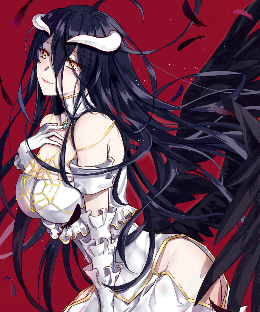 absurdres albedo_(overlord) bare_shoulders black_feathers black_hair black_wings breasts cleavage demon_girl demon_horns demon_wings detached_sleeves dress empty_(empty029) feathered_wings feathers female gloves hair_between_eyes highres hip_vent horns large_breasts long_hair looking_at_viewer low_wings overlord_(maruyama) red_background slit_pupils smile solo white_dress white_gloves white_horns wings yellow_eyes