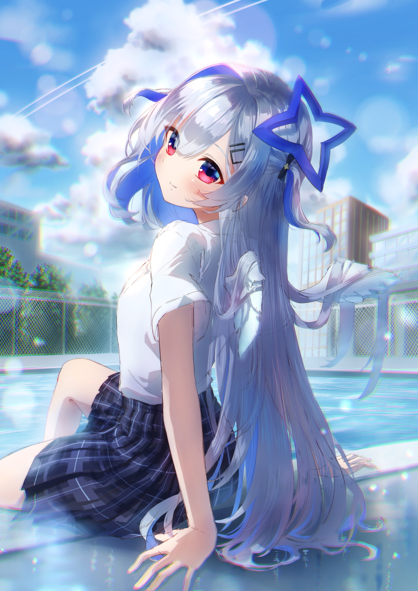 absurdres amane_kanata angel_wings black_skirt blue_hair blue_sky building chain-link_fence closed_mouth collared_shirt colored_inner_hair commentary_request day eshineko feathered_wings female fence grey_hair hair_between_eyes hair_intakes hair_ornament hairclip halo highres hololive long_hair looking_at_viewer looking_back mini_wings multicolored_hair official_alternate_hair_length official_alternate_hairstyle outdoors plaid plaid_skirt pleated_skirt pool purple_eyes red_eyes shirt short_sleeves single_hair_intake skirt sky smile solo star_halo two-tone_hair two_side_up very_long_hair virtual_youtuber water white_shirt white_wings wings