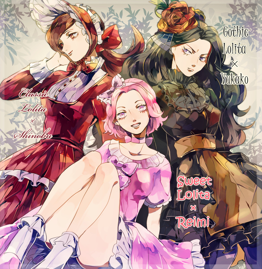 3girls black_dress black_hair bow brown_eyes brown_hair collarbone diamond_wa_kudakenai dress flower gothic_lolita grin hair_flower hair_ornament hairband hairbow headdress jojo_no_kimyou_na_bouken kawajiri_shinobu leaf lolita_fashion lolita_hairband manoko multiple_girls pink_dress pink_eyes pink_hair purple_eyes red_dress smile sugimoto_reimi yamagishi_yukako