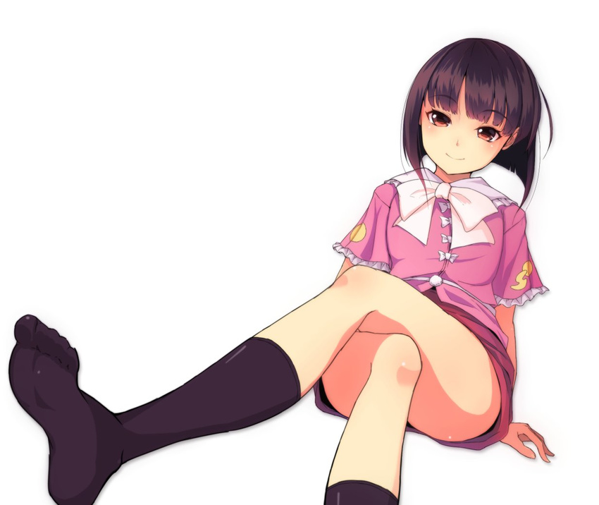 adapted_costume alternate_hair_length alternate_hairstyle bad_id bad_twitter_id black_hair black_socks bow crossed_legs feet female foreshortening houraisan_kaguya kneehighs looking_at_viewer miniskirt nekomiyanono no_shoes red_eyes shirt short_hair short_sleeves simple_background sitting skirt smile socks solo touhou white_background