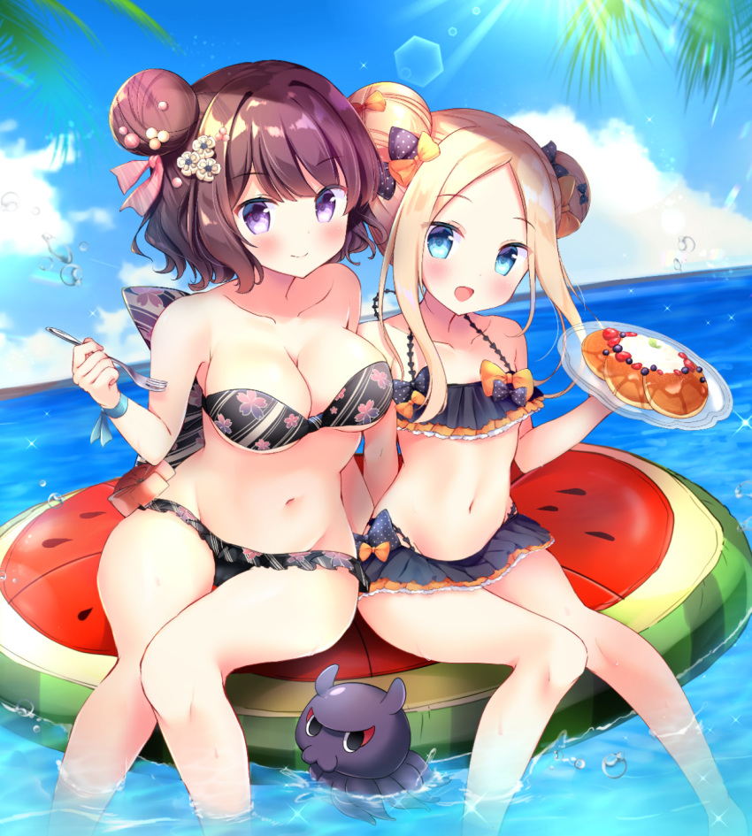 2girls :d abigail_williams_(fate/grand_order) animal bandeau bangs bare_arms bare_legs bare_shoulders bikini black_bikini black_bow blonde_hair blue_sky blush bow breasts cleavage closed_mouth cloud collarbone commentary_request day double_bun dutch_angle emerald_float fate/grand_order fate_(series) floral_print food forehead fork hair_bun hairbow highres holding holding_fork holding_plate horizon katsushika_hokusai_(fate/grand_order) large_breasts long_hair masayo_(gin_no_ame) multiple_girls navel ocean octopus open_mouth orange_bow outdoors pancake parted_bangs plate polka_dot polka_dot_bow print_bikini purple_eyes purple_hair sidelocks sitting sky smile soaking_feet strapless strapless_bikini swimsuit thighs tokitarou_(fate/grand_order) water