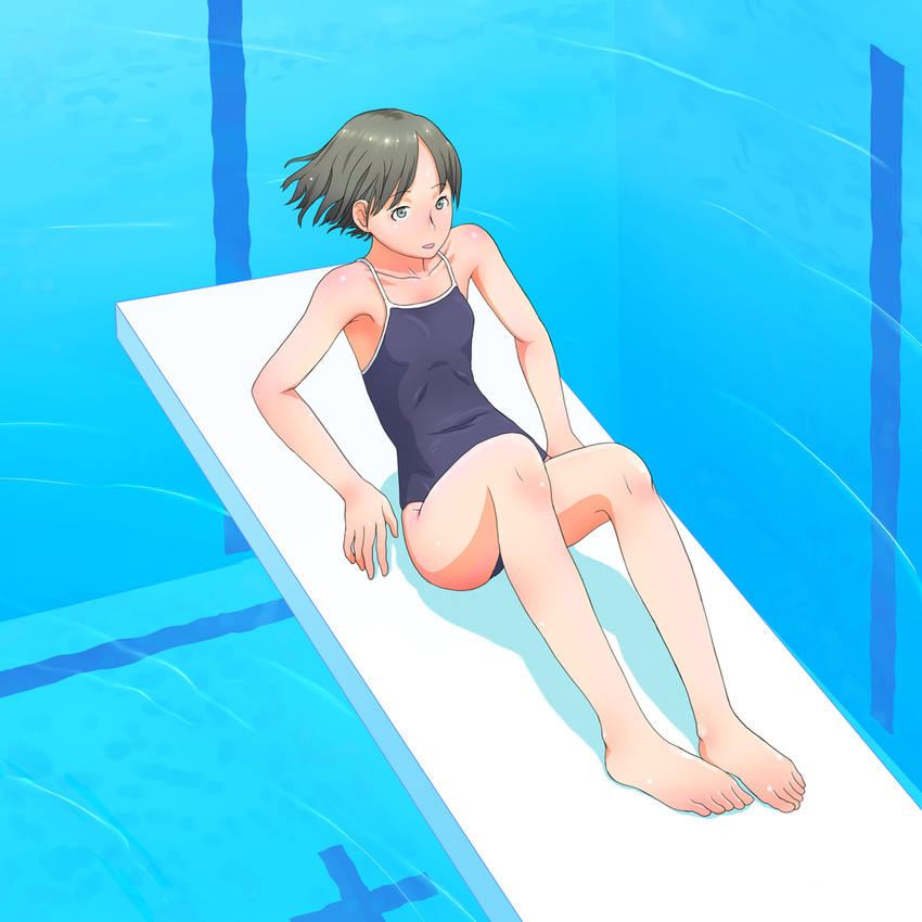 barefoot black_eyes black_hair commentary_request competition_school_swimsuit female flash_tomo flat_chest highres legs one-piece_swimsuit original painttool_sai_(medium) pool poolside school_swimsuit short_hair sitting solo swimsuit water