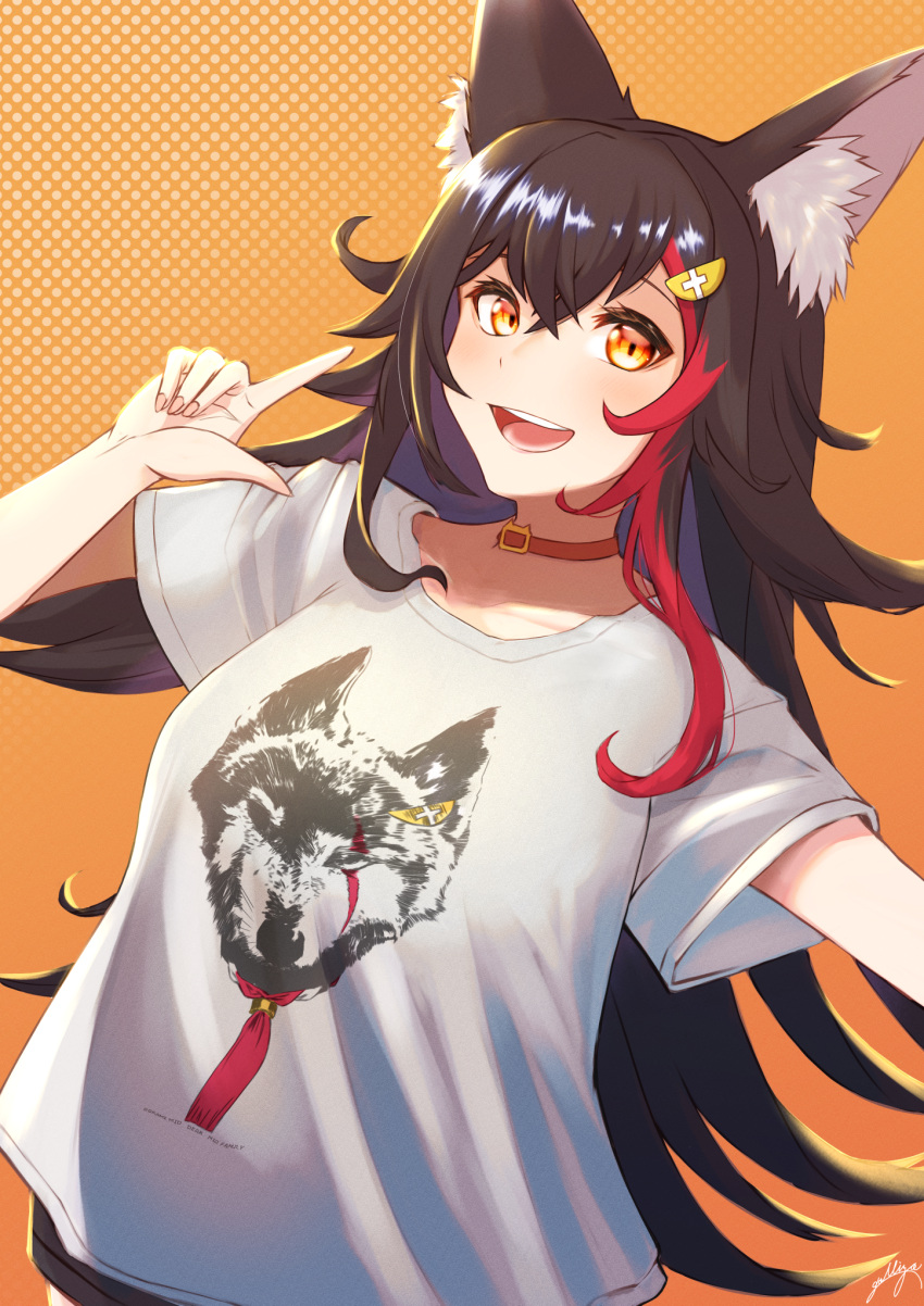 :d animal_ear_fluff animal_ears black_hair black_shorts brown_choker choker commentary_request female gollizo hair_between_eyes hair_ornament hand_up highres hololive index_finger_raised long_hair multicolored_hair ookami_mio orange_background polka_dot polka_dot_background red_eyes red_hair shirt short_shorts short_sleeves shorts signature simple_background smile solo streaked_hair teeth upper_body upper_teeth_only very_long_hair virtual_youtuber white_shirt wolf_ears