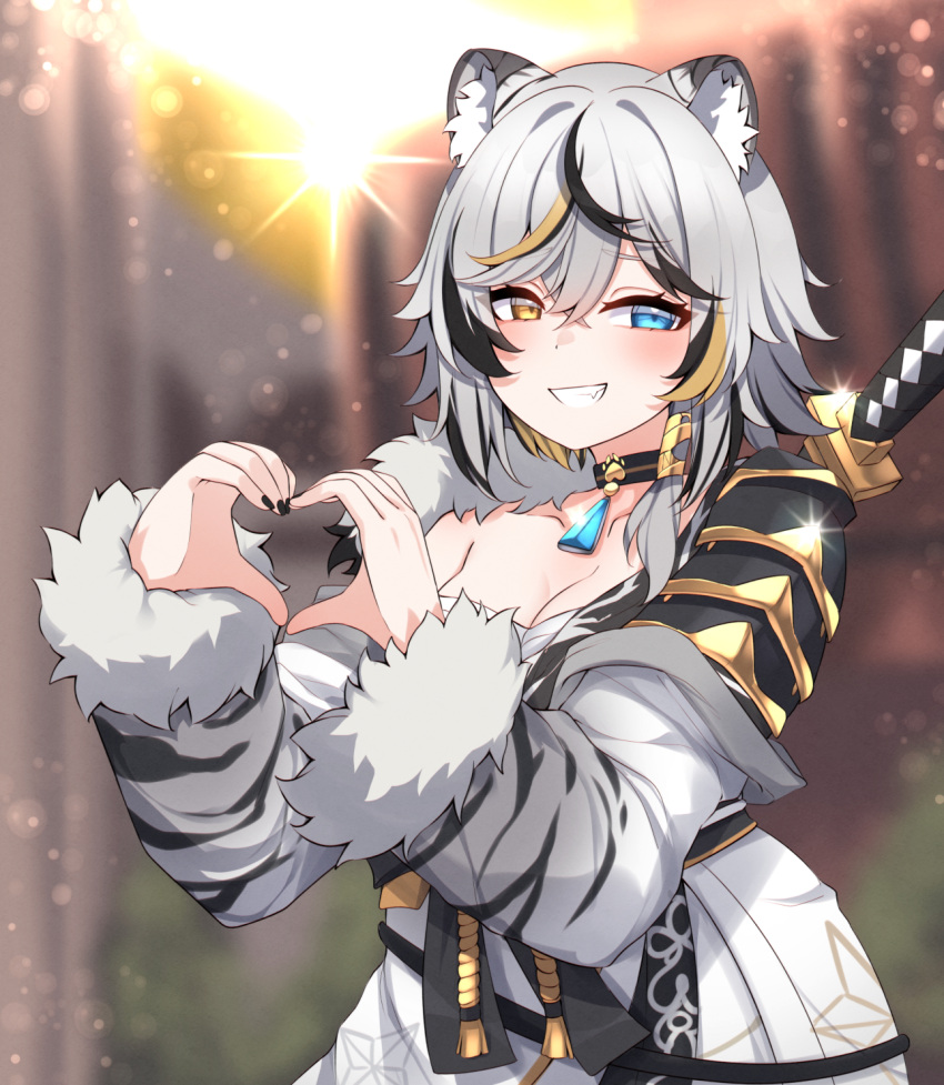 animal_ears armor black_choker black_hair black_nails blue_eyes blurry blurry_background blush breasts chest_sarashi choker cleavage diffraction_spikes erika_byakko female fur-trimmed_sleeves fur_trim grin heart heart_hands heterochromia highres japanese_armor japanese_clothes katana kimono long_sleeves looking_at_viewer multicolored_hair orange_eyes orange_hair sarashi short_hair shoulder_armor smile solo streaked_hair sword sword_on_back tiger_ears tiger_girl valefal_coneri virtual_youtuber vreverie weapon weapon_on_back white_hair white_kimono