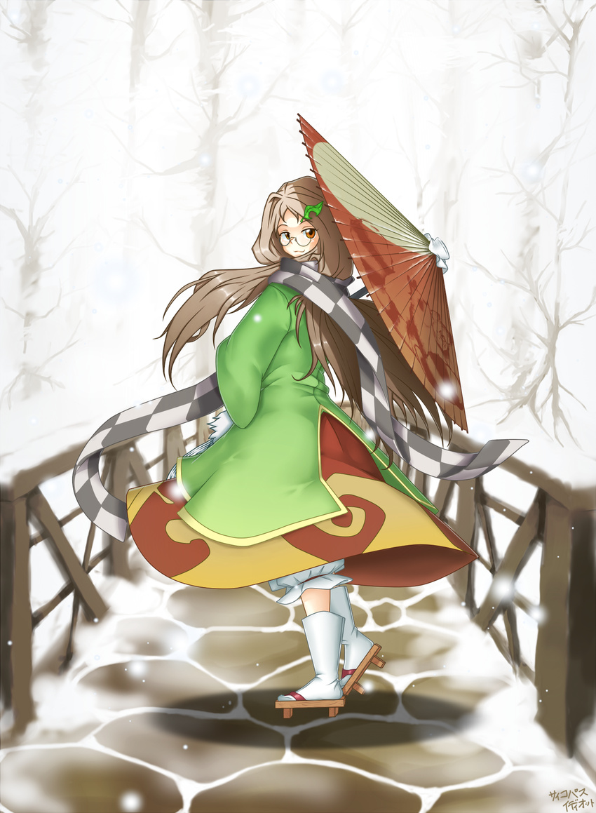 bridge brown_eyes brown_hair checkered commentary_request female full_body futatsuiwa_mamizou futatsuiwa_mamizou_(human) geta glasses highres japanese_clothes leaf looking_back oil-paper_umbrella psychopath_idiot sandals scarf smile snow solo tabi touhou tree umbrella winter