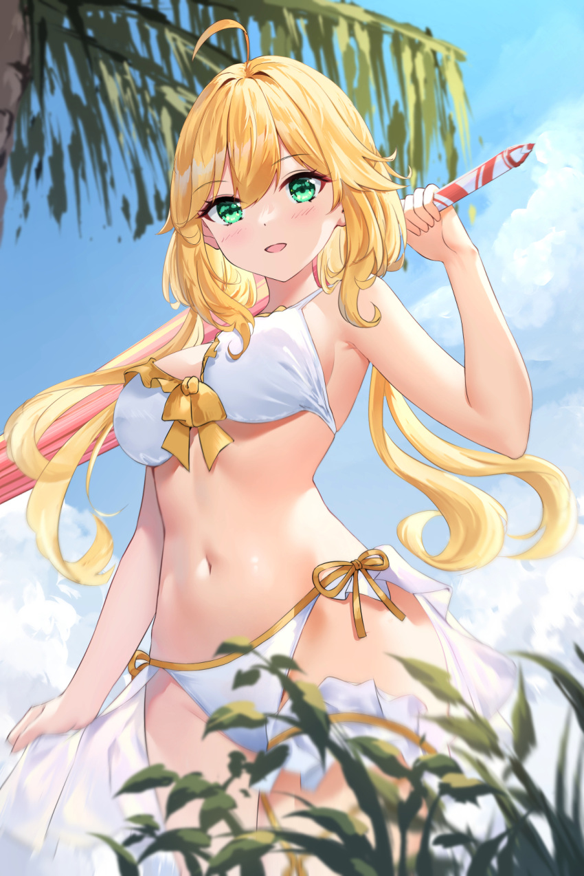 :d ahoge bare_arms bare_shoulders beach_umbrella bikini blonde_hair blue_sky blush bow bow_bikini breasts chahei cloud day female green_eyes hair_between_eyes hair_intakes highres holding long_hair looking_at_viewer medium_breasts navel original outdoors palm_tree side-tie_bikini_bottom sky smile solo swimsuit tree umbrella very_long_hair white_bikini