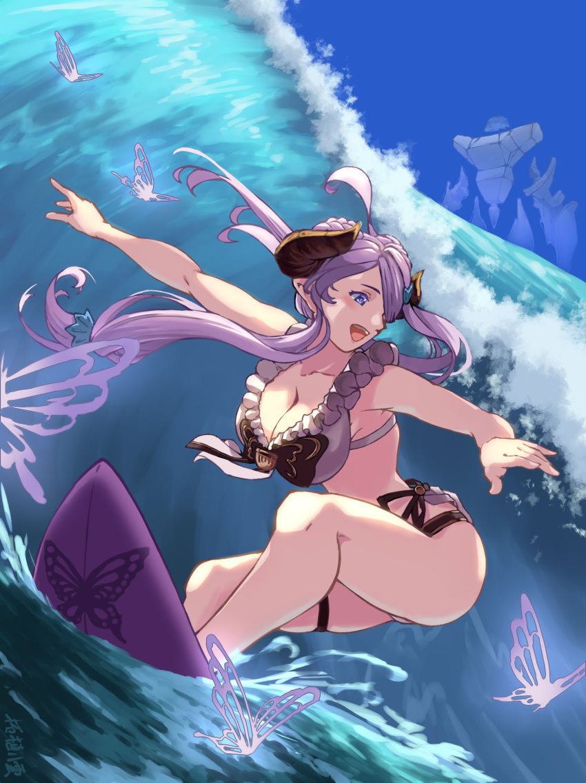 :d bikini blue_scrunchie blue_sky breasts brown_horns bug butterfly cleavage draph female granblue_fantasy hair_ornament hair_scrunchie highres horns large_breasts leaning_forward long_hair narmaya_(granblue_fantasy) narmaya_(summer)_(granblue_fantasy) open_mouth outstretched_arms purple_bikini purple_butterfly purple_hair scrunchie sky smile surfboard surfing swimsuit thick_thighs thighs tugeyakumo waves