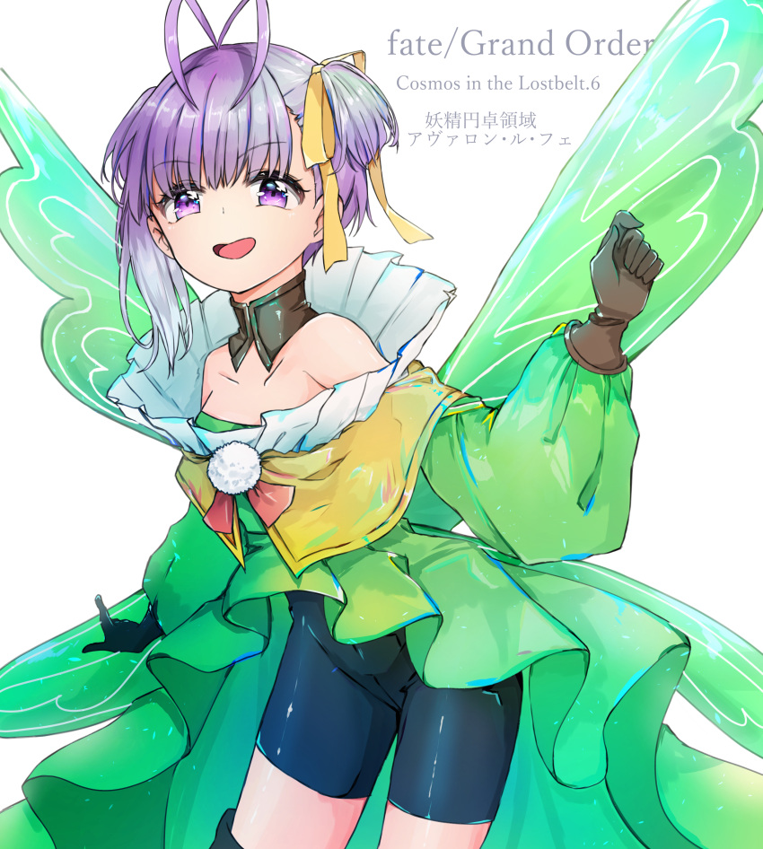 :d absurdres ameshiki antenna_hair artistic_error bare_shoulders bike_shorts blue_shorts breasts brown_gloves commentary_request copyright_name cowboy_shot detached_collar dress extra_digits fairy fairy_wings fate/grand_order fate_(series) female gloves green_dress green_wings hair_ribbon hand_up highres long_sleeves looking_at_viewer murian_(fate) open_mouth pom_pom_(clothes) purple_eyes purple_hair ribbon short_hair shorts simple_background small_breasts smile solo white_background wings yellow_ribbon