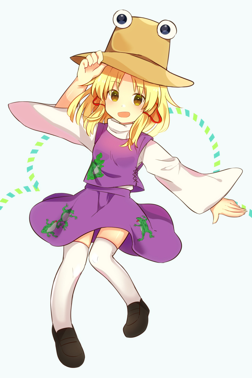 0mzum1 absurdres animal_print arm_up black_footwear blonde_hair blue_background breasts brown_eyes brown_hat eyes_visible_through_hair female frog_print hair_ribbon hand_on_headwear hand_up hat highres kneehighs long_sleeves looking_at_viewer medium_breasts moriya_suwako one-hour_drawing_challenge open_mouth purple_skirt purple_vest red_ribbon ribbon shirt shoes short_hair skirt smile socks solo touhou vest white_shirt white_socks wide_sleeves