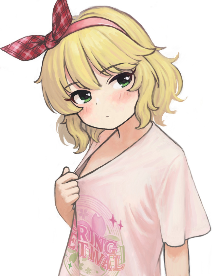 absurdres asagi_noko blonde_hair blush clothes_pull expressionless female green_eyes hairband highres idolmaster idolmaster_cinderella_girls looking_at_viewer pulling_own_clothes sakurai_momoka shirt shirt_pull short_hair simple_background solo t-shirt upper_body white_background