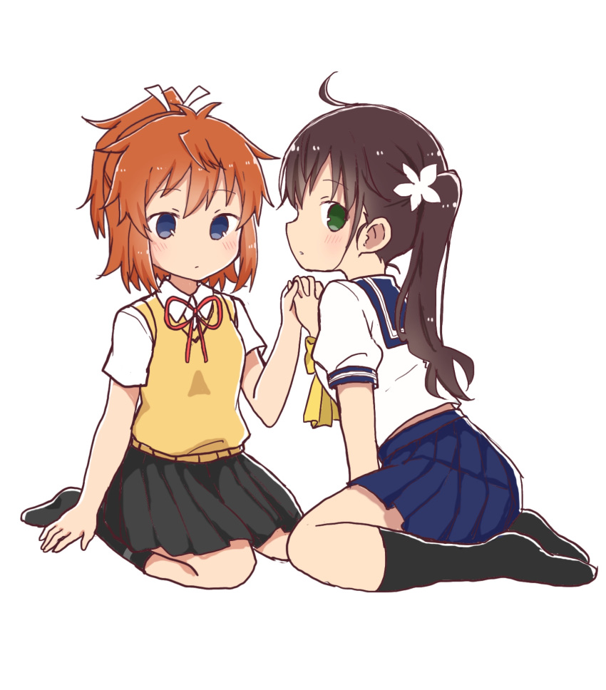 2girls asahigaoka_school_uniform black_legwear black_skirt blue_eyes blue_sailor_collar blue_skirt bow brown_hair closed_mouth commentary_request flower green_eyes hair_flower hair_ornament hair_ribbon hand_up high_ponytail highres holding_hands interlocked_fingers kneehighs koshigaya_natsumi long_hair midriff_peek multiple_girls neck_ribbon niizato_aoi no_shoes non_non_biyori pleated_skirt ponytail puffy_short_sleeves puffy_sleeves red_ribbon ribbon sailor_collar school_uniform serafuku shika_(s1ka) shirt short_sleeves side_ponytail simple_background sitting skirt socks sweater_vest wariza white_background white_flower white_ribbon white_shirt yellow_bow yuri