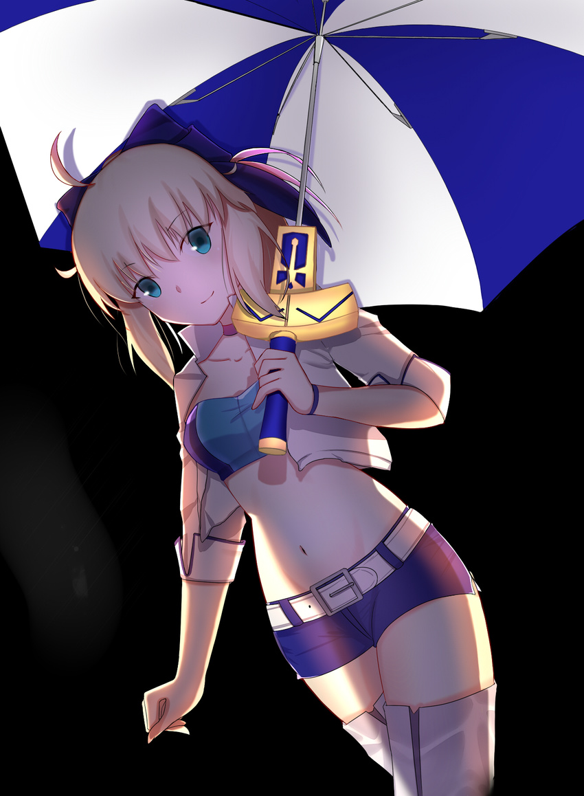 adapted_object ahoge alternate_costume artoria_pendragon_(fate) bandeau black_background blonde_hair blue_ribbon commentary_request crop_top cropped_jacket fate/grand_order fate_(series) female green_eyes groin hair_ribbon highres looking_at_viewer midriff official_alternate_costume ponytail race_queen ribbon saber_(fate) saber_(type-moon_racing)_(fate) short_shorts shorts smile solo thighhighs thighs umbrella xue_fengzi