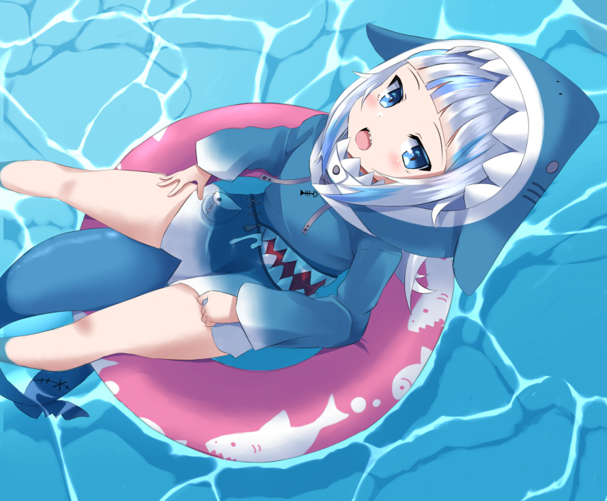 animal_hood blue_hair blunt_bangs commentary elbow_rest female fins fish_tail from_above gawr_gura gawr_gura_(1st_costume) grey_hair highres hololive hololive_english hood innertube kou89 looking_at_viewer looking_up multicolored_hair open_mouth partially_submerged pool shark_girl shark_hood shark_print shark_tail sharp_teeth solo swim_ring tail teeth two-tone_hair virtual_youtuber water