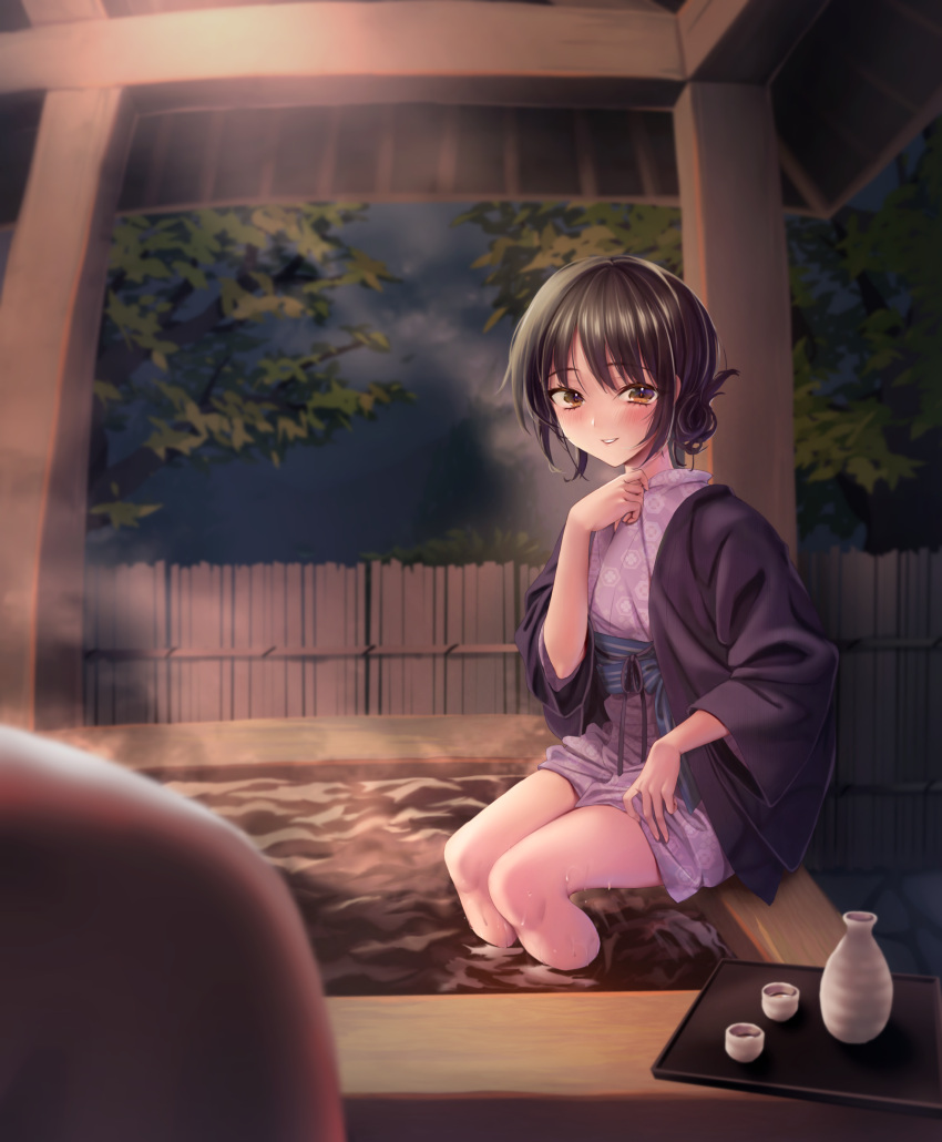 1boy alcohol bare_legs bath blurry blush brown_eyes brown_hair choko_(cup) clothes_lift cup depth_of_field female fence fisheye hand_up haori highres japanese_clothes kimono kimono_lift legs_together lifting_own_clothes looking_at_viewer night obi ofuro onsen original ougi_hotate outdoors pink_kimono sake sash short_hair sidelocks sitting smile soaking_feet solo_focus steam tokkuri water wet wide_sleeves wooden_fence yukata