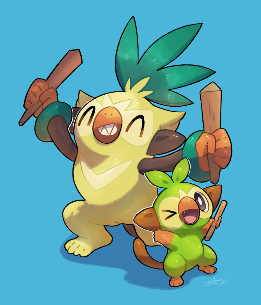 >_o absurdres blue_background closed_eyes commentary evolutionary_line grookey highres holding holding_stick no_humans nullma oerba_yun_fang one_eye_closed open_mouth pokemon pokemon_(creature) sharp_teeth signature simple_background standing stick teeth thwackey toes tongue