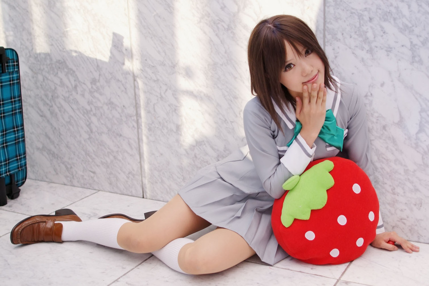 cosplay footwear ichigo_100 ichigo_100_percent kipi-san photo school_uniform serafuku socks sotomura_misuzu strawberry_pillow