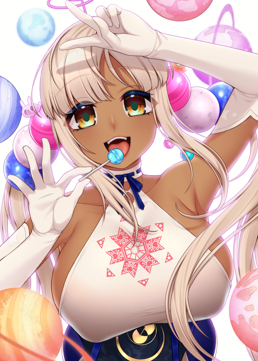 absurdres arm_up blonde_hair blush breasts candy collarbone dark-skinned_female dark_skin elbow_gloves female food gloves hair_ornament highres holding holding_candy holding_food holding_lollipop hololive hololive_english kaniko_(tsukumo_sana) large_breasts limiter_(tsukumo_sana) lollipop long_hair looking_at_viewer murmoruno open_mouth planet_hair_ornament sideboob smile solo teeth tongue tongue_out tsukumo_sana tsukumo_sana_(1st_costume) twintails upper_body upper_teeth_only usaslug_(tsukumo_sana) v virtual_youtuber white_gloves