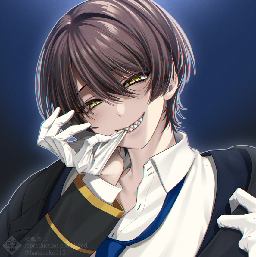 1boy biting black_suit blue_background brown_hair commentary_request glove_biting gloves highres looking_at_viewer male_focus original sharp_teeth short_hair solo suit suzuka_nene teeth upper_body white_gloves yellow_eyes