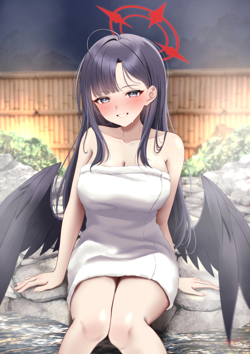 bamboo_fence black_hair black_wings blue_archive breasts bush cleavage collarbone feathered_wings female fence grin halo highres ichika_(blue_archive) justice_task_force_(blue_archive) long_hair night night_sky onsen red_halo sitting sky smile soaking_feet teeth thighs unusually_open_eyes wings yoshiki_3821