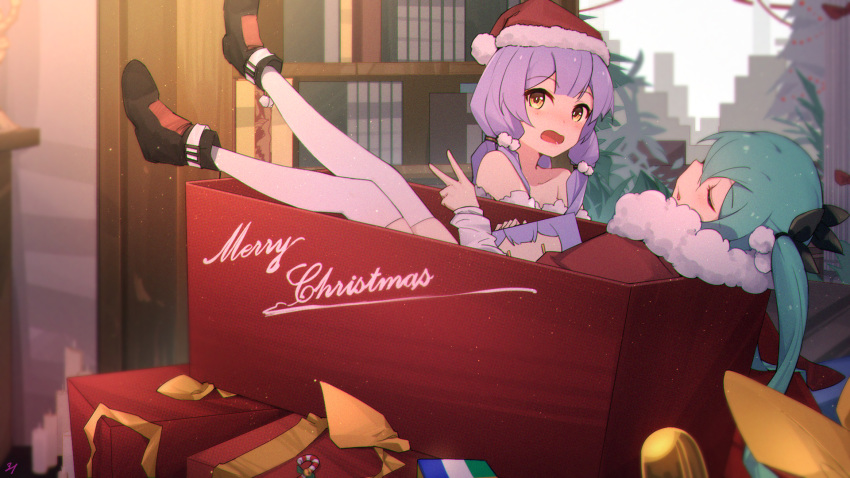 2girls aqua_hair bare_shoulders black_footwear blush bookshelf boots box capelet christmas christmas_tree closed_eyes commentary fur-trimmed_capelet fur-trimmed_headwear fur_trim hair_tie hat hatsune_miku highres in_box in_container indoors legs_up long_hair lying merry_christmas multiple_girls on_back open_mouth purple_hair red_capelet red_headwear santa_hat sidelocks surprised thighhighs twintails v very_long_hair vocaloid white_thighhighs xingchen yellow_eyes zhayin-san