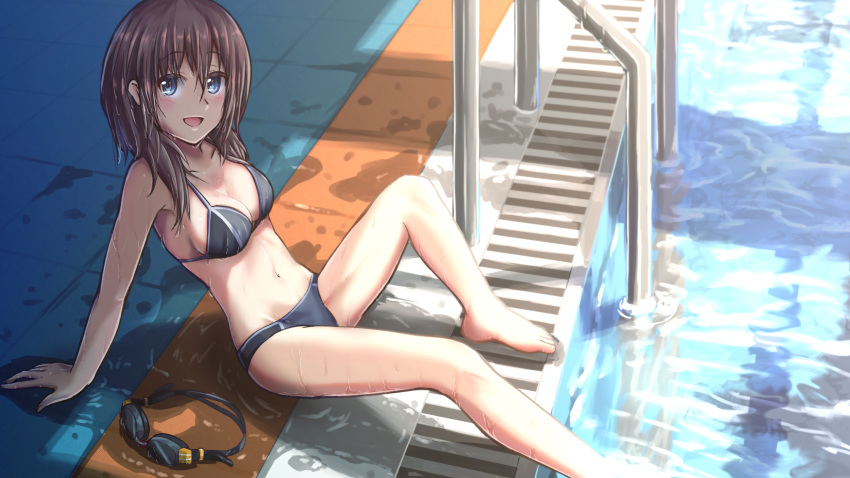 alice_gear_aegis barefoot bikini black_bikini black_hair blue_eyes breasts cleavage commentary_request female full_body goggles highres kurogane_yuuto looking_at_viewer medium_breasts medium_hair origami_yakko pool pool_ladder poolside sitting smile solo swimsuit unworn_goggles water wet wet_clothes wet_swimsuit