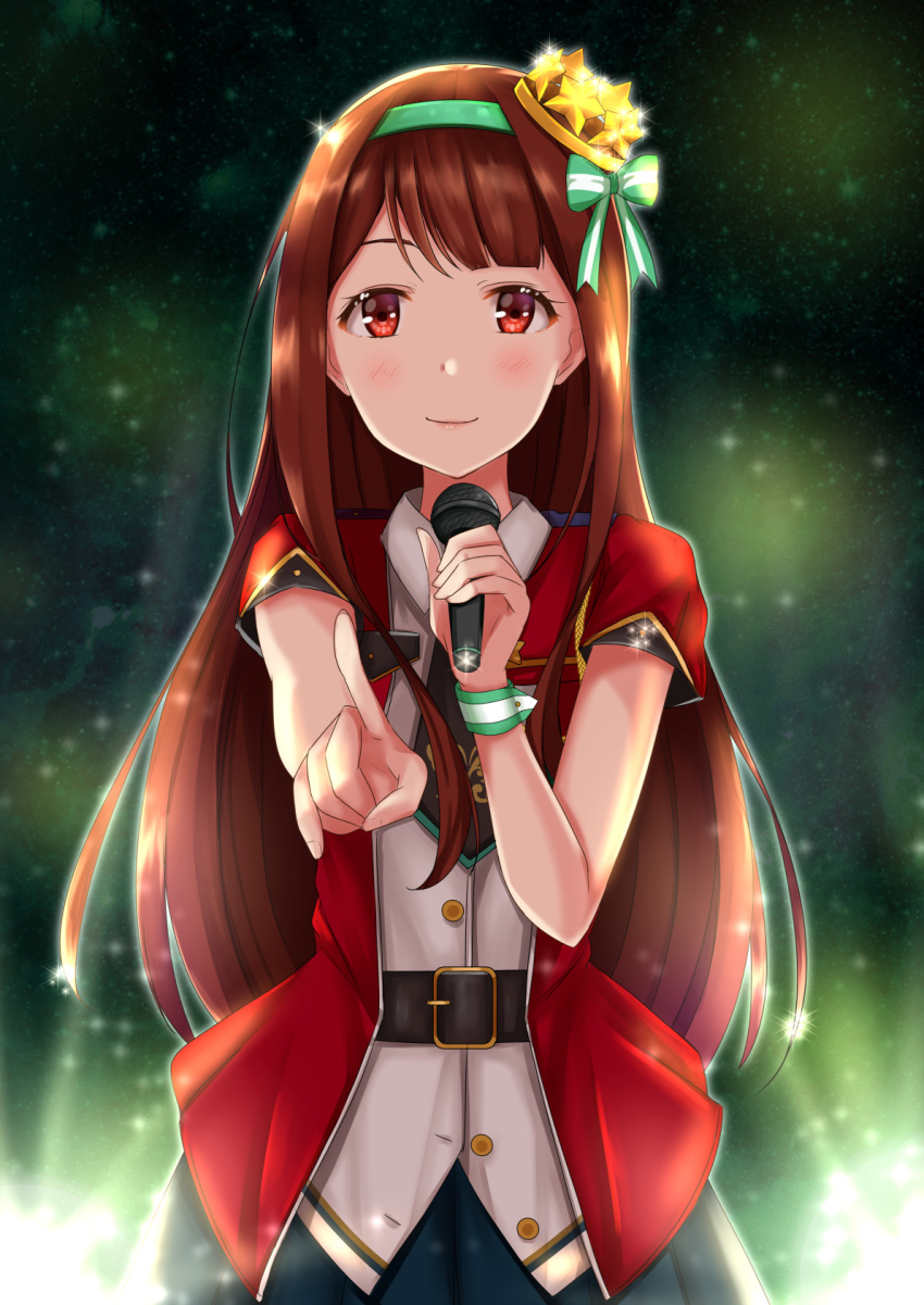 belt black_skirt blush commentary_request crown female green_hairband hairband highres holding holding_microphone idolmaster idolmaster_million_live! idolmaster_million_live!_theater_days index_finger_raised long_hair looking_at_viewer microphone mini_crown pleated_skirt red_eyes shiny_trinity_(idolmaster) short_sleeves skirt smile solo sparkle standing tanaka_kotoha very_long_hair yuzuyu_(hyui)