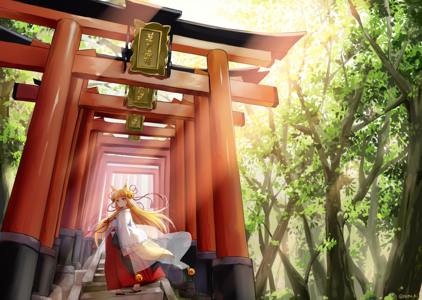 animal_ears blonde_hair foxgirl hazuki_natsu japanese_clothes kimono long_hair original red_eyes tail tree