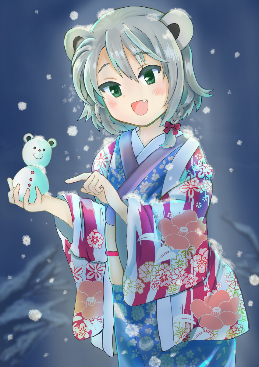 :d absurdres alternate_costume animal_ears bad_id bad_twitter_id bear_ears blue_background braid female floral_print green_eyes grey_hair hair_ribbon highres indie_virtual_youtuber japanese_clothes kimono kumagai_chisato mountain night oerba_yun_fang open_mouth outdoors pointing red_ribbon ribbon short_hair single_braid smile snowing snowman solo virtual_youtuber yamai_(fjeopswvjrrpwmf)