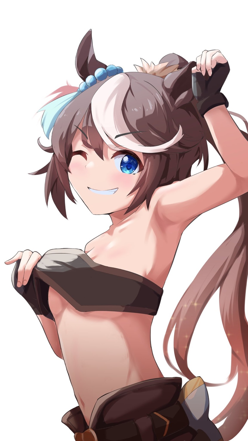 animal_ears arm_up armpits bandeau bare_shoulders belt black_gloves blue_eyes breasts brown_hair collarbone crop_top female fingerless_gloves gloves grin groin highres horse_ears horse_girl long_hair looking_at_viewer midriff multicolored_hair navel one_eye_closed ponytail sanami_(sanami_t_38) simple_background small_breasts smile solo stomach streaked_hair tokai_teio_(beyond_the_horizon)_(umamusume) tokai_teio_(umamusume) umamusume underboob upper_body v-shaped_eyebrows white_background