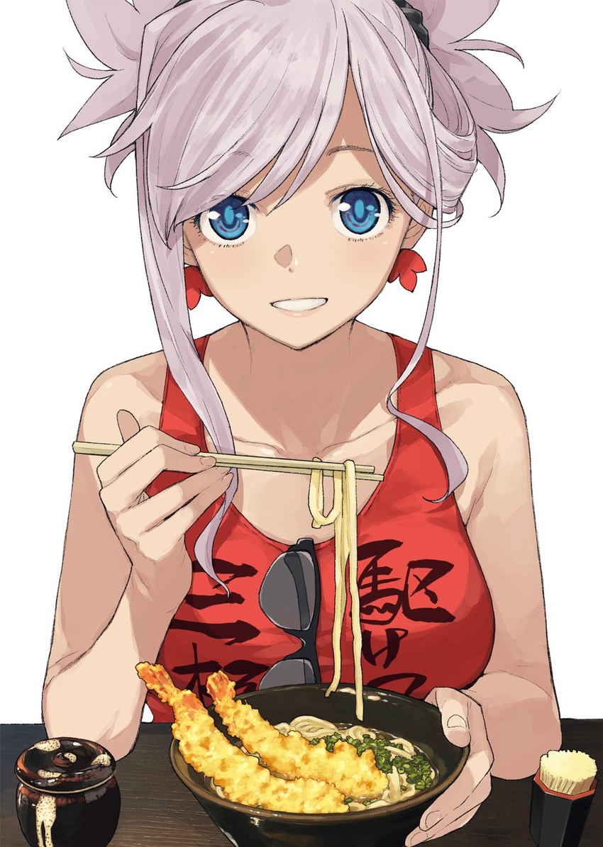 alternate_costume asymmetrical_hair bare_shoulders blue_eyes bowl breasts commentary earrings eating fate/grand_order fate_(series) female food grin highres imigimuru jewelry large_breasts looking_at_viewer miyamoto_musashi_(fate) miyamoto_musashi_(traveling_outfit)_(fate) noodles pink_hair ponytail red_tank_top shrimp shrimp_tempura smile solo sunglasses tank_top tempura