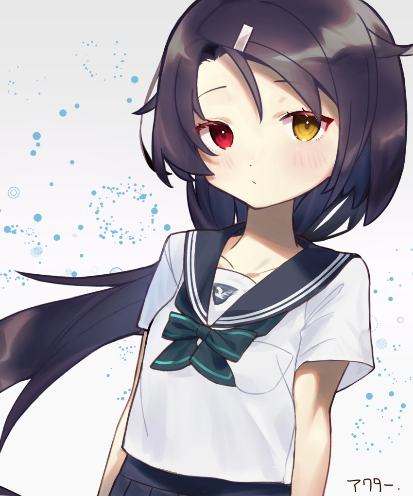 akutaa azur_lane black_hair black_sailor_collar black_skirt breast_pocket cassin_(azur_lane) cassin_(shopping_carte_blanche)_(azur_lane) collarbone commentary_request dot_nose eyes_visible_through_hair female hair_ornament hairclip heterochromia highres long_hair looking_at_viewer low_ponytail official_alternate_costume pocket sailor_collar school_uniform serafuku shirt shirt_tucked_in short_sleeves sidelocks simple_background skirt smile solo very_long_hair white_background white_shirt