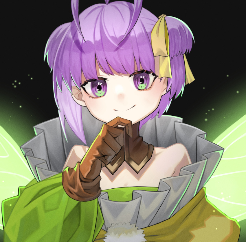 absurdres antenna_hair bad_id bad_pixiv_id bare_shoulders black_background bow brown_gloves closed_mouth coat detached_collar fairy_wings fate/grand_order fate_(series) female finger_to_own_chin gloves glowing glowing_wings green_coat green_eyes green_wings hairbow highres looking_at_viewer multicolored_eyes murian_(fate) pom_pom_(clothes) purple_eyes purple_hair short_hair short_twintails simple_background smile solo split_mouth twintails upper_body wings yellow_bow ziu