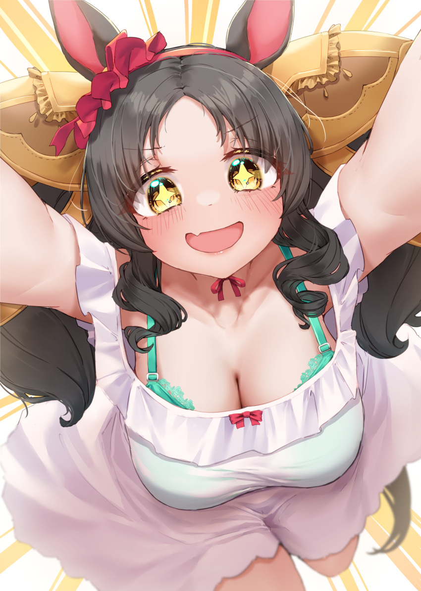 animal_ears arms_up blush breasts cleavage collarbone commentary_request ear_ribbon female hairband highres horse_ears horse_girl large_breasts looking_at_viewer marvelous_sunday_(umamusume) oerba_yun_fang open_mouth red_hairband red_ribbon ribbon skin_fang smile solo sparkling_eyes tabunshake umamusume yellow_eyes