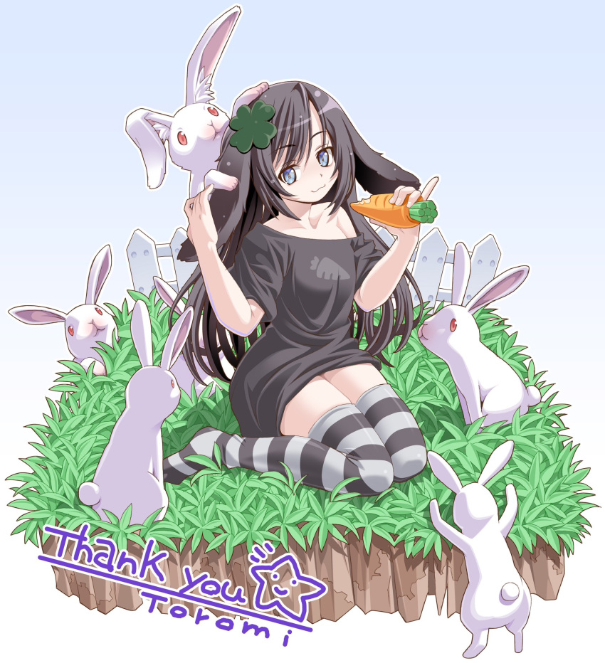 :3 animal_ears animal_on_head black_shirt black_thighhighs blue_background blue_eyes brown_hair carrot carrot_print closed_mouth clover_hair_ornament commentary_request commission eating female fence food_print four-leaf_clover_hair_ornament full_body grass grey_thighhighs hair_ornament highres holding holding_carrot indie_virtual_youtuber kiyomi_pyon-pyon long_hair lop_rabbit_ears no_shoes off_shoulder on_head outline oversized_clothes parted_bangs print_shirt rabbit rabbit_ears shirt short_sleeves sidelocks simple_background sitting skeb_commission solo striped_clothes striped_thighhighs thighhighs toromi_(toromix2) two-tone_thighhighs virtual_youtuber white_outline wooden_fence yokozuwari