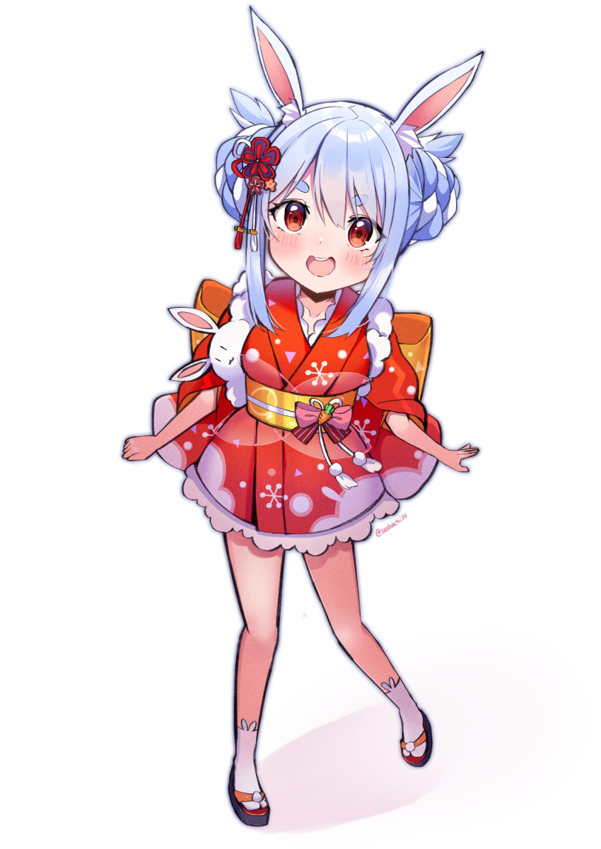 :d animal_ear_fluff animal_ears artist_name back_bow blue_hair blush bow braid braided_bun breasts commentary_request don-chan_(usada_pekora) double_bun female full_body hair_between_eyes hair_bun highres hololive japanese_clothes kimono long_hair looking_at_viewer medium_breasts multicolored_hair open_mouth orange_bow orange_eyes rabbit_ears rabbit_girl red_footwear red_kimono round_teeth sandals sasha_chii short_sleeves sidelocks simple_background sleeves_past_elbows smile solo standing tabi tasuki teeth thick_eyebrows two-tone_hair usada_pekora usada_pekora_(new_year) v-shaped_eyebrows virtual_youtuber white_background white_hair white_legwear wide_sleeves yukata