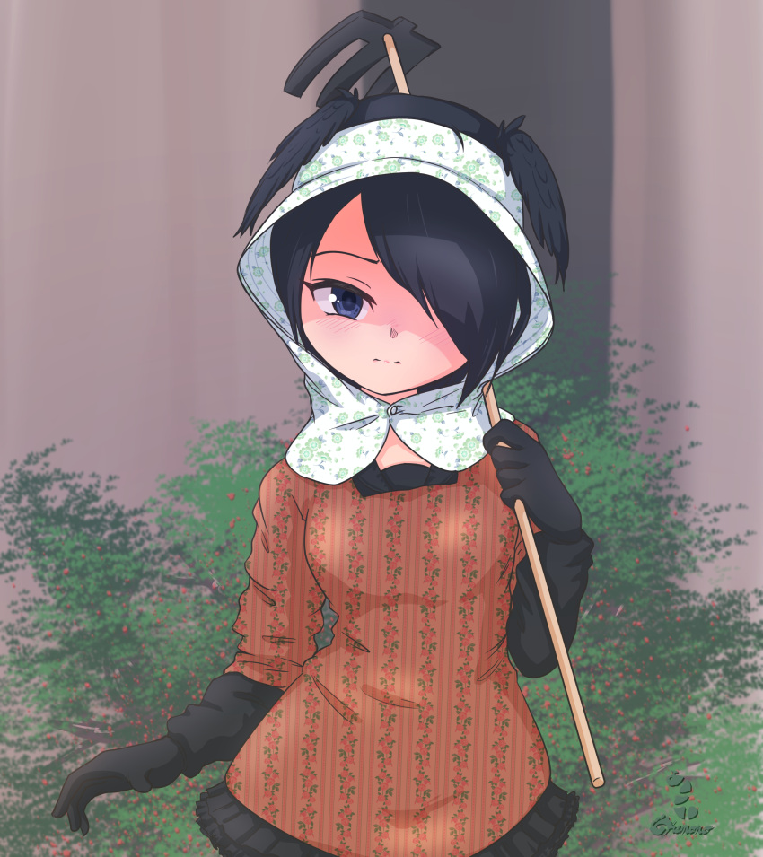 absurdres alternate_costume bird_girl bird_wings black_gloves black_shirt black_skirt blue_eyes blush casual female gloves head_wings headscarf highres hoe jungle_crow_(kemono_friends) kemono_friends long_sleeves looking_at_viewer nokemono-san_(bocchi_friend) pleated_skirt red_shirt shirt skirt solo wings