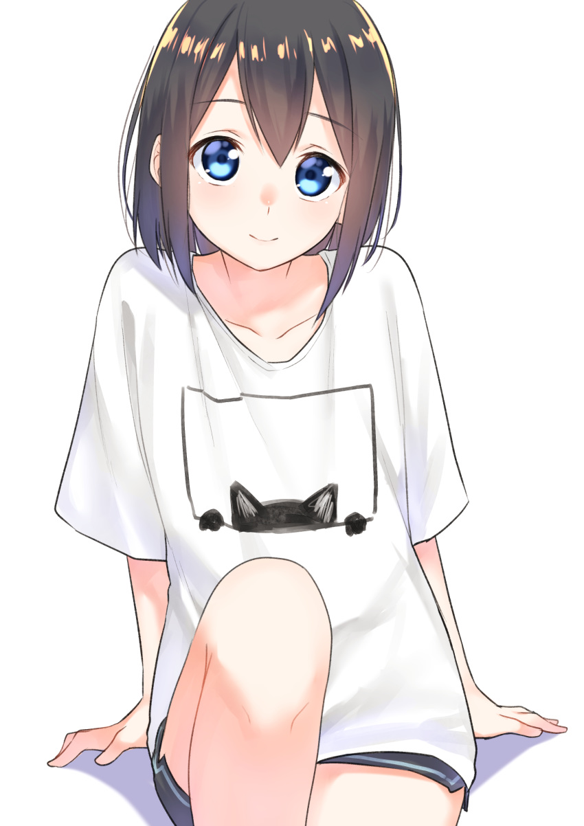 arm_support black_hair black_shorts blue_eyes closed_mouth collarbone commentary feet_out_of_frame female hair_between_eyes highres knee_up looking_at_viewer original shadow shirt short_shorts short_sleeves shorts sitting smile solo suzunari_shizuku white_background white_shirt yuki_arare