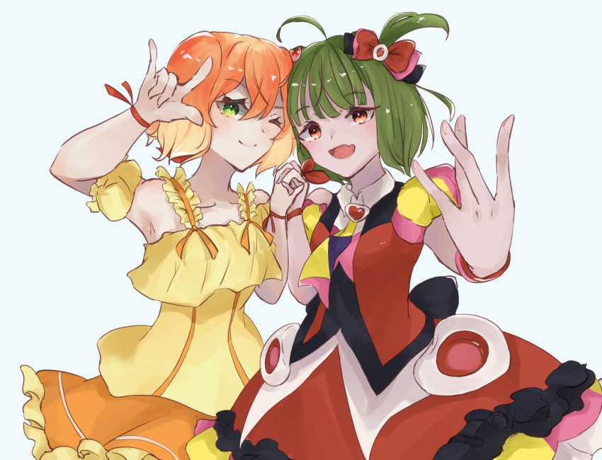 2girls \m/ blonde_hair blue_background bow brown_eyes colored_tips cosplay costume_switch dress freyja_wion freyja_wion_(cosplay) green_eyes hairbow macross macross_delta macross_frontier multicolored_hair multiple_girls one_eye_closed orange_hair pink_bow ranka_lee ranka_lee_(cosplay) red_bow red_dress seikan_hikou short_sidetail smile tsuyukusa_(tsuyu_aoi) w yellow_dress