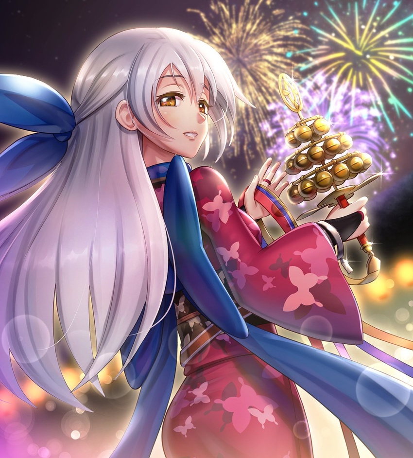 bell blue_scarf bridal_gauntlets commentary_request female festival fire_emblem fire_emblem:_radiant_dawn fire_emblem_heroes fireworks gonzarez grey_hair grin hair_ribbon highres japanese_clothes jingle_bell kagura_suzu kimono long_hair looking_at_viewer looking_back micaiah_(fire_emblem) micaiah_(hoshidan_summer)_(fire_emblem) night official_alternate_costume ribbon scarf smile solo yellow_eyes yukata yune_(fire_emblem)