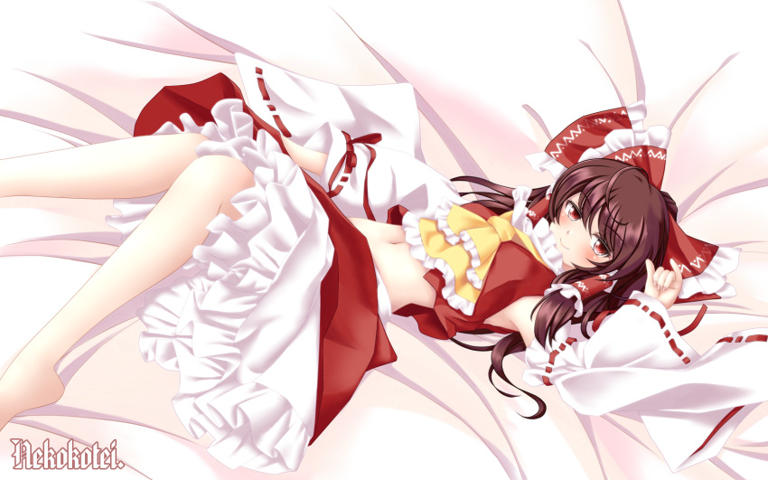 ascot bad_id bad_pixiv_id barefoot blush bow brown_hair detached_sleeves female hair_tubes hairbow hakurei_reimu highres navel nekokotei red_bow red_eyes smile solo touhou wide_sleeves