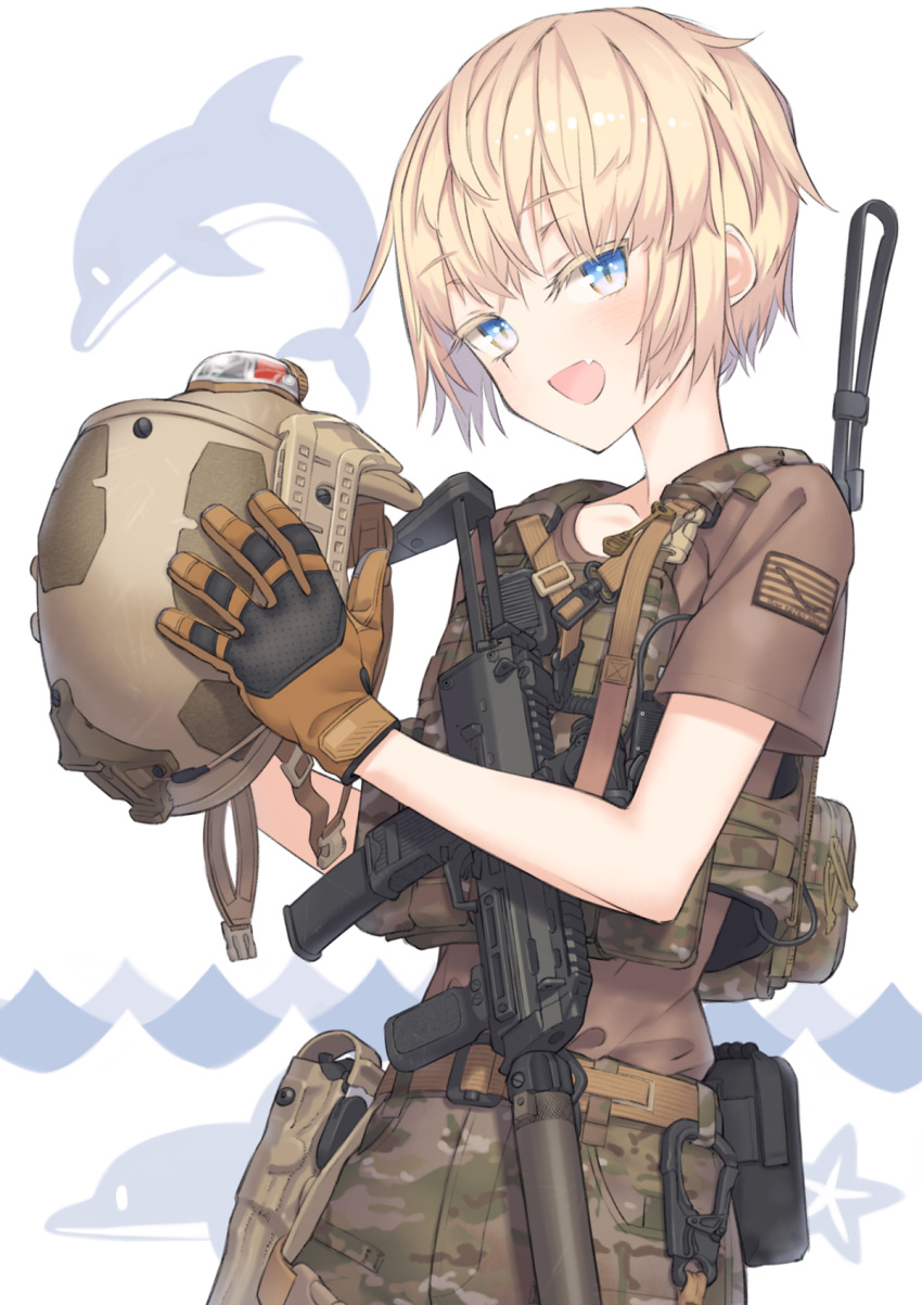 :d androgynous belt blonde_hair blue_eyes brown_gloves camouflage camouflage_pants collarbone commentary_request dolphin_print female gadsden_flag gloves gun h&k_mp7 handgun helmet highres holding holding_helmet load_bearing_vest looking_at_viewer military oerba_yun_fang open_mouth original pants samaru_(seiga) shirt short_hair skin_fang smile solo submachine_gun t-shirt unworn_headwear unworn_helmet very_short_hair vest weapon